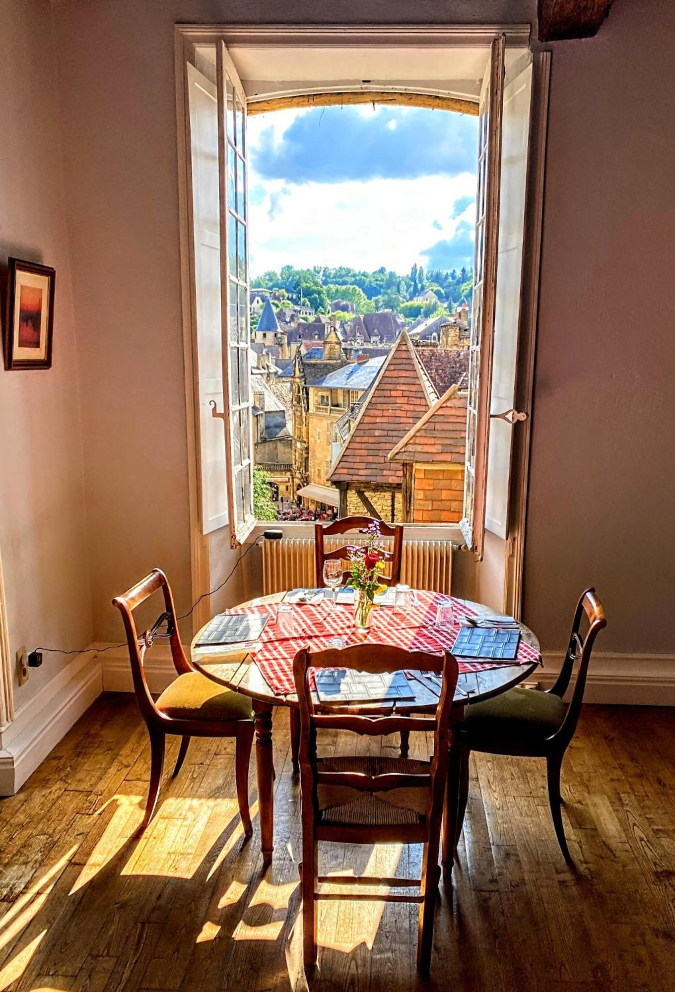 Centrally Located Sarlat Apartment With Medieval Town Views Екстериор снимка